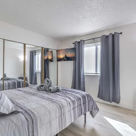 Modern Comfort Near Vegas Attractions! Sleeps 6!